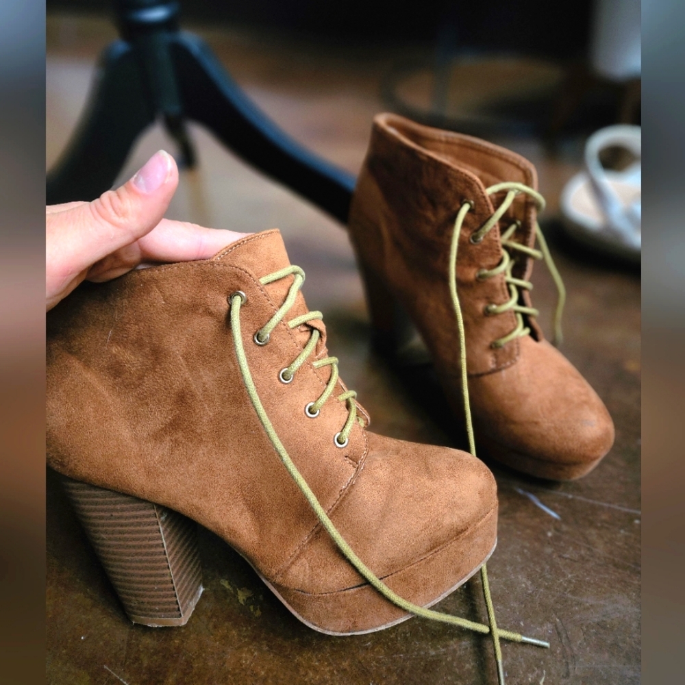 Tan boot heels lace up